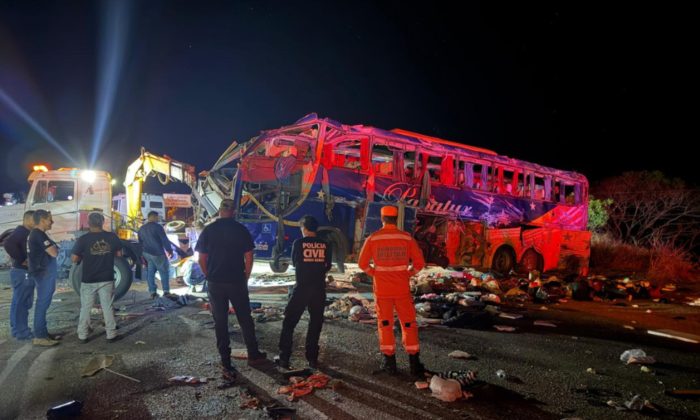 Acidente entre ônibus de Senhor do Bonfim e carreta mata seis e deixa 43 feridos em Minas Gerais