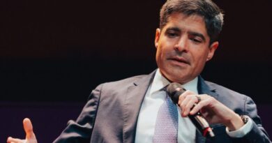Avião com ACM Neto apresenta falha no ar e volta para Salvador