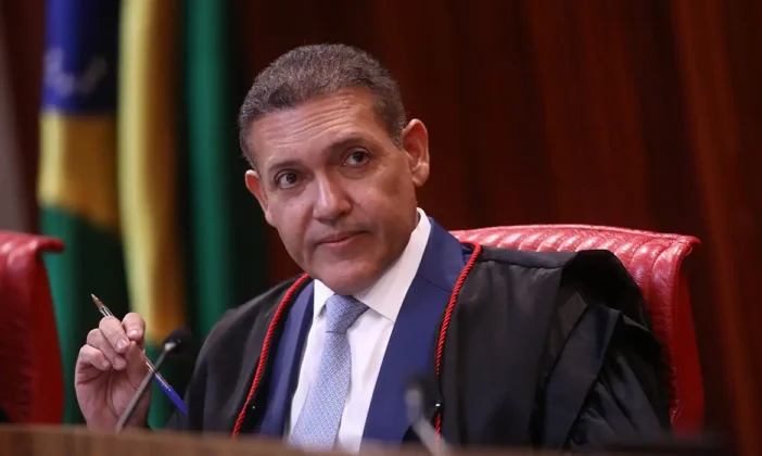 Nunes Marques toma posse na presidência do TSE e vai comandar eleições